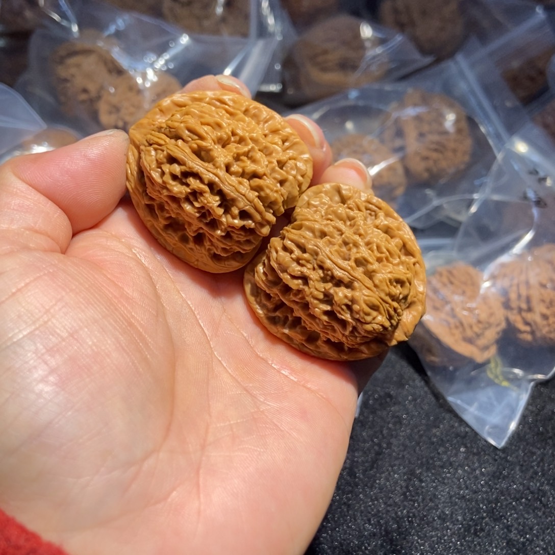 文玩核桃吊坠三角南疆石41价格55