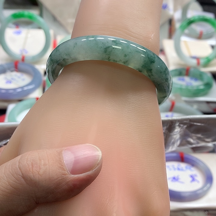 翡翠手镯未镶嵌翡翠