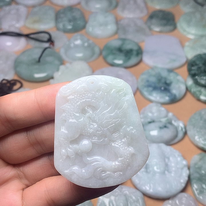 翡翠未镶嵌颈饰龙牌