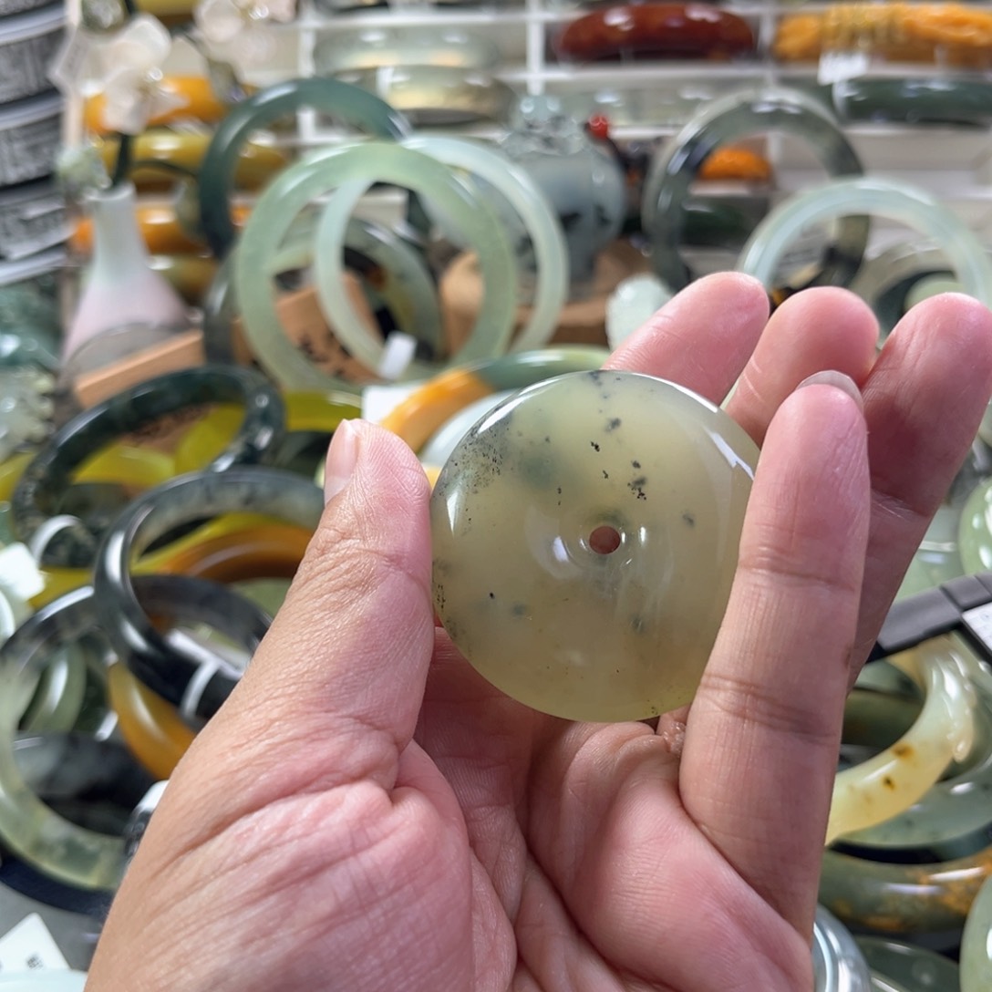 蛇纹石玉颈饰合金