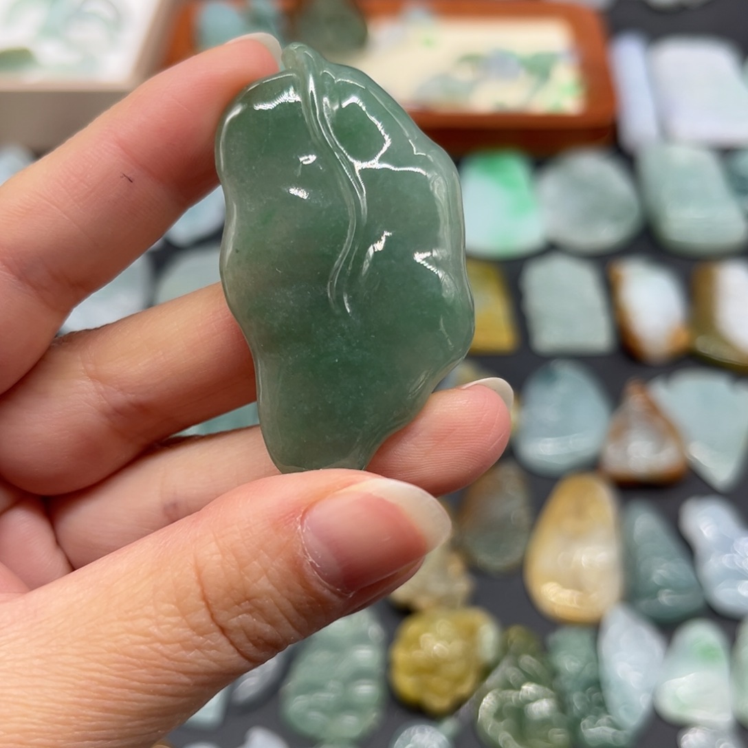 翡翠未镶嵌颈饰叶子