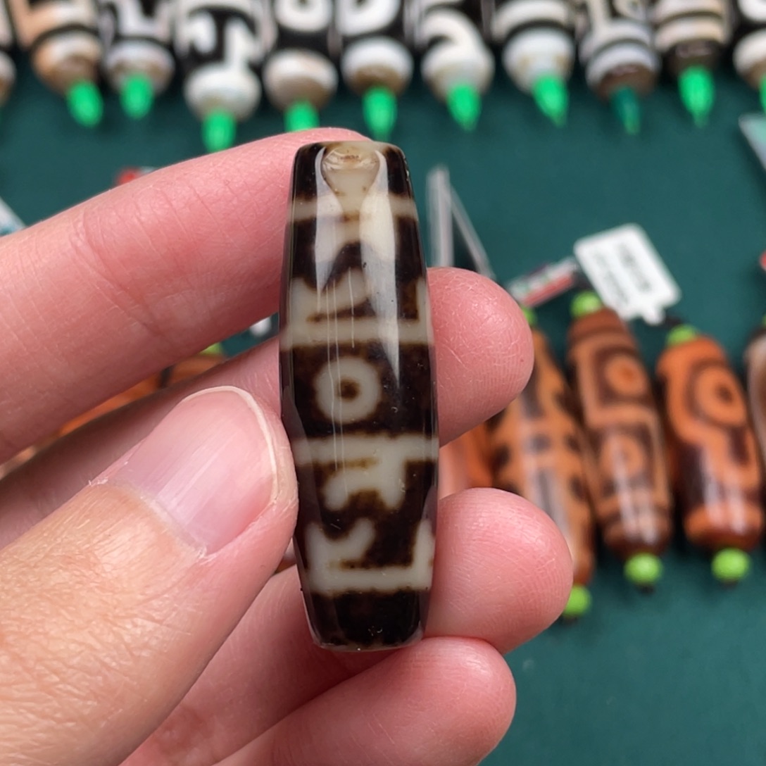 小***德玛瑙/玉髓裸珠曲贡三眼