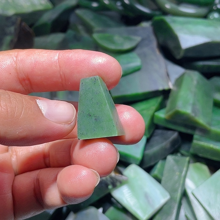 和田玉（碧玉）未镶嵌珠宝奇石