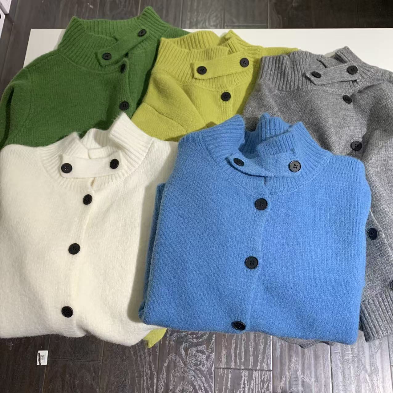 『雨美 Show』51030领口两扣开衫毛衣