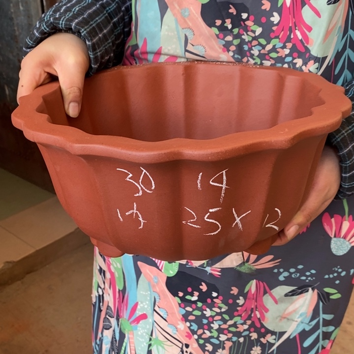 紫砂花盆只顾在床边上