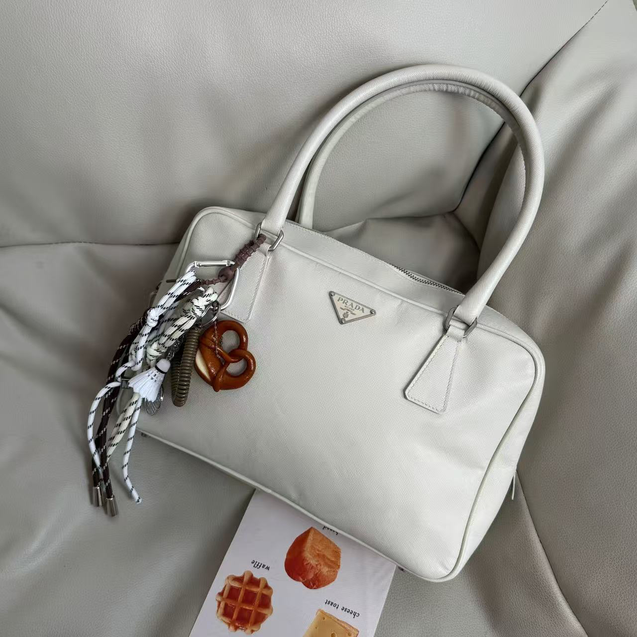 95新 Prada/普拉达 白色plume盒子三角标单肩包