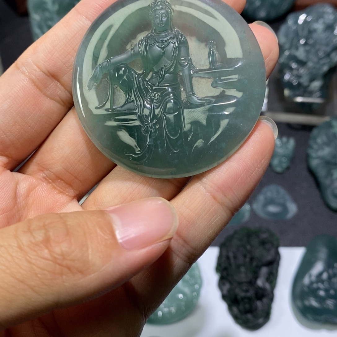 定制翡翠未镶嵌水月自在观音