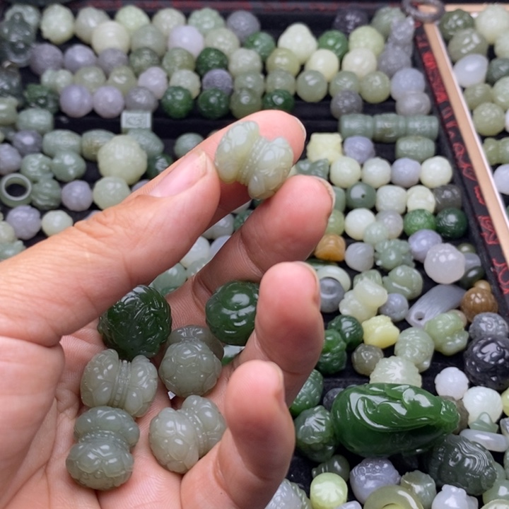 深***园和田玉未镶嵌颈饰