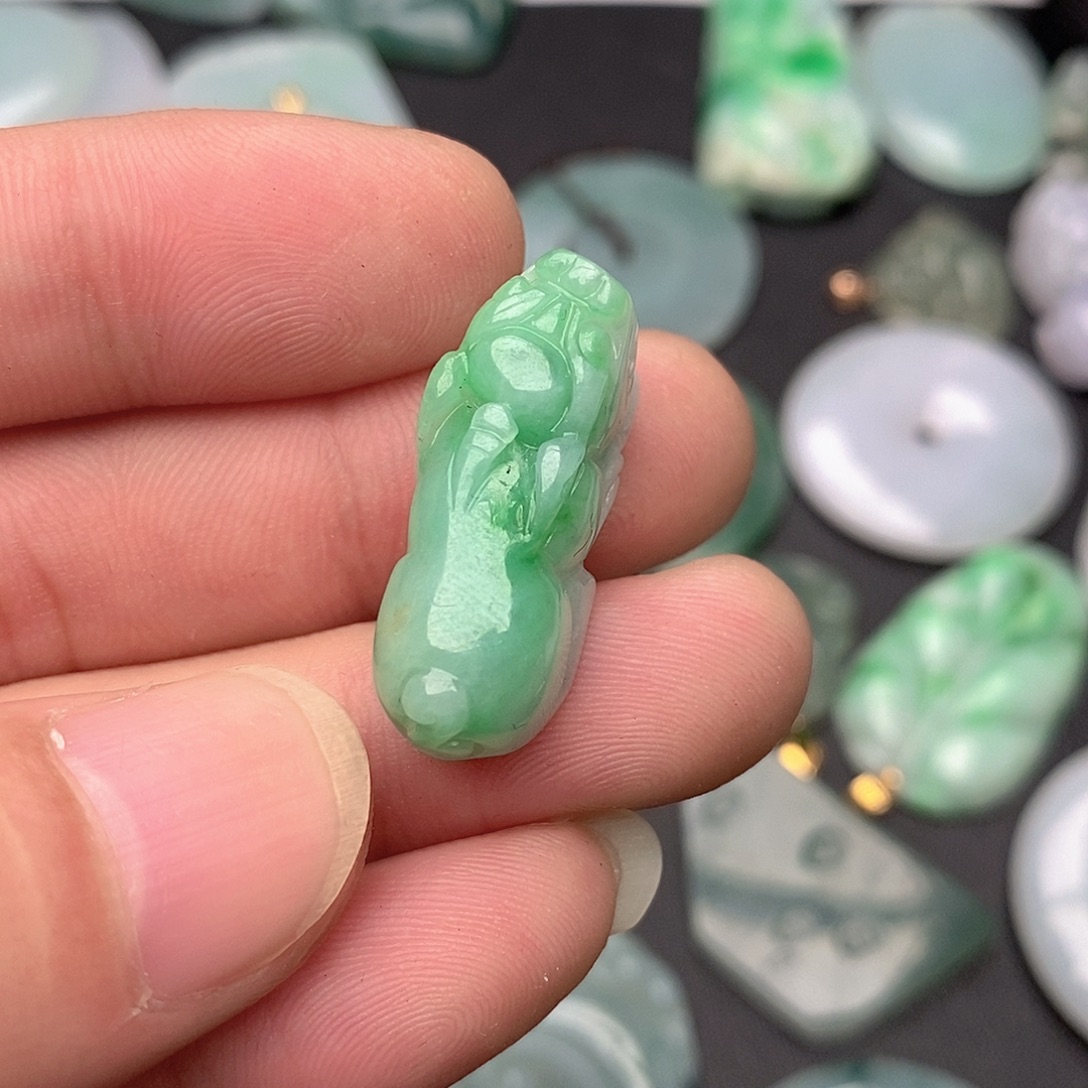 老***高翡翠未镶嵌颈饰貔貅