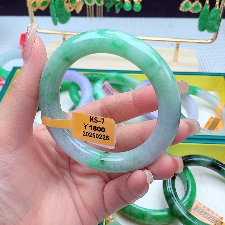 翡翠手镯未镶嵌翡翠