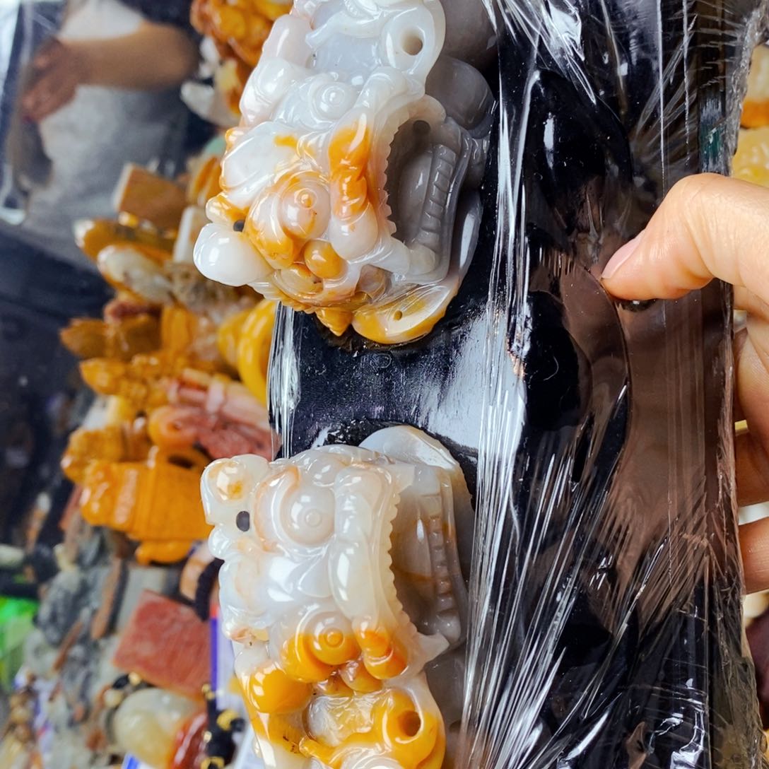 石英质玉（黄龙玉）未镶嵌颈饰