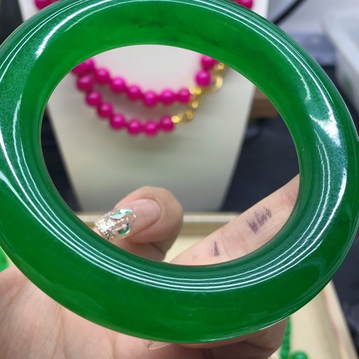 翡翠颈饰未镶嵌手镯