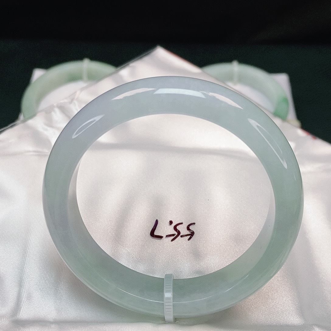 翡翠手镯未镶嵌正圈