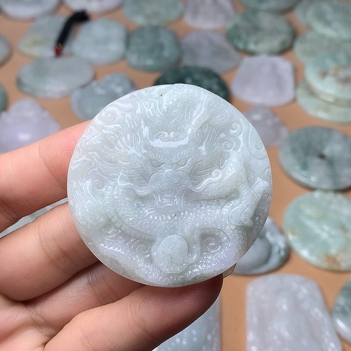 翡翠未镶嵌颈饰龙牌