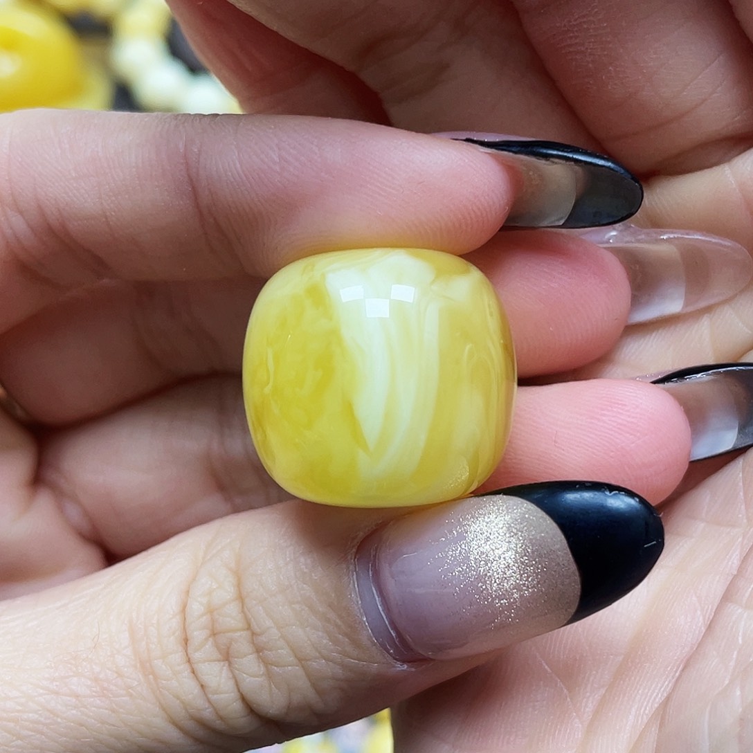 琥珀珠宝奇石未镶嵌23.3*21.2mm微微瑕