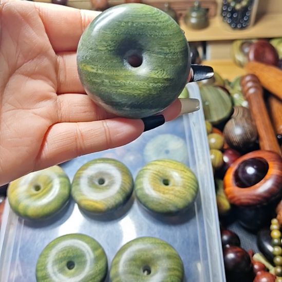 c***u香榧木绿檀一个。。。。。。