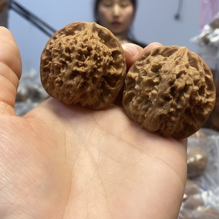 文玩核桃把件42.5红皮乾隆纹