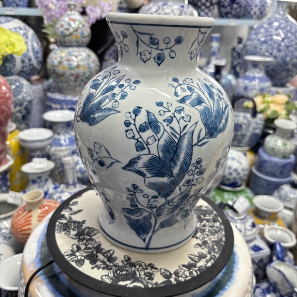 陶瓷铃兰花石榴花瓶摆件