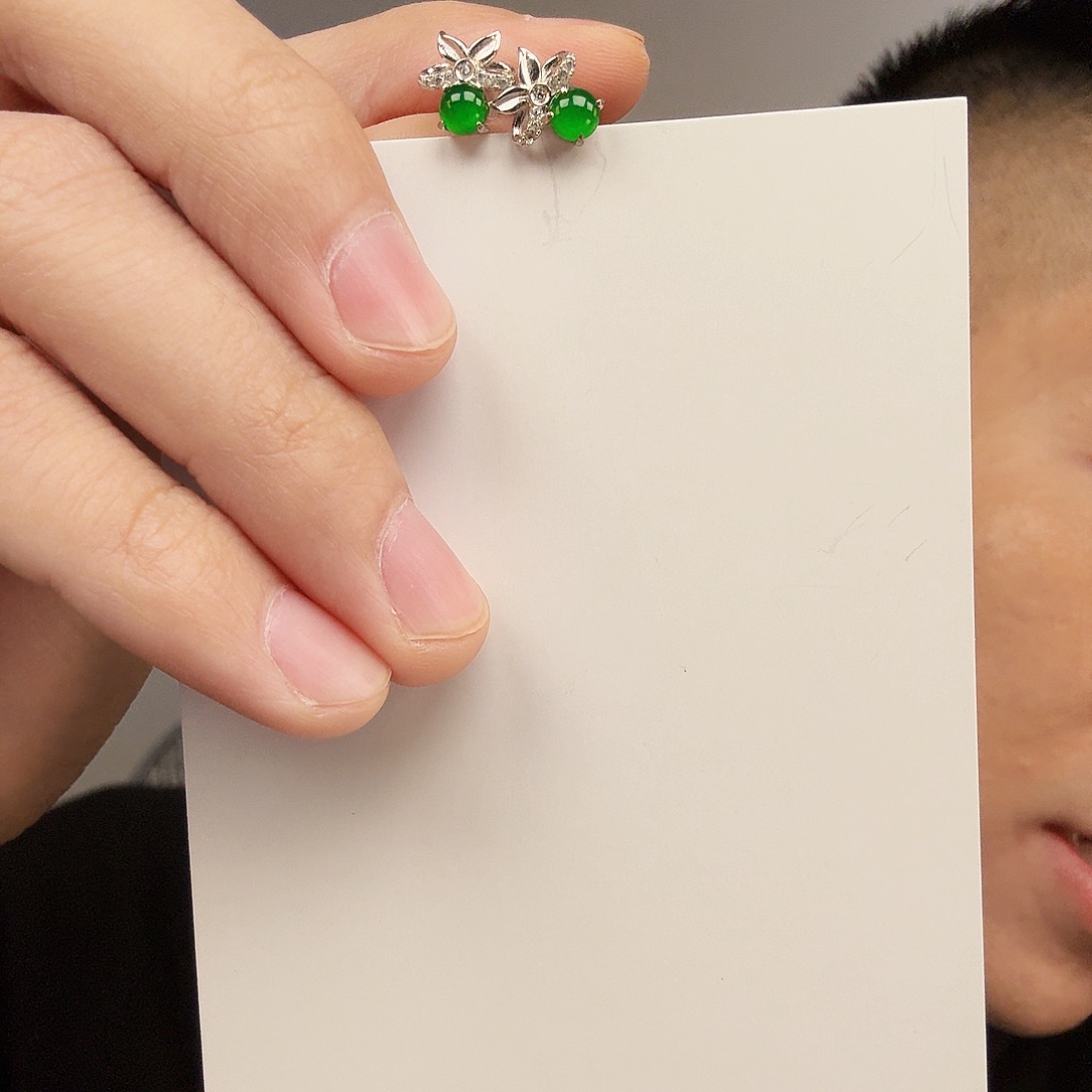 翡翠未镶嵌颈饰一对