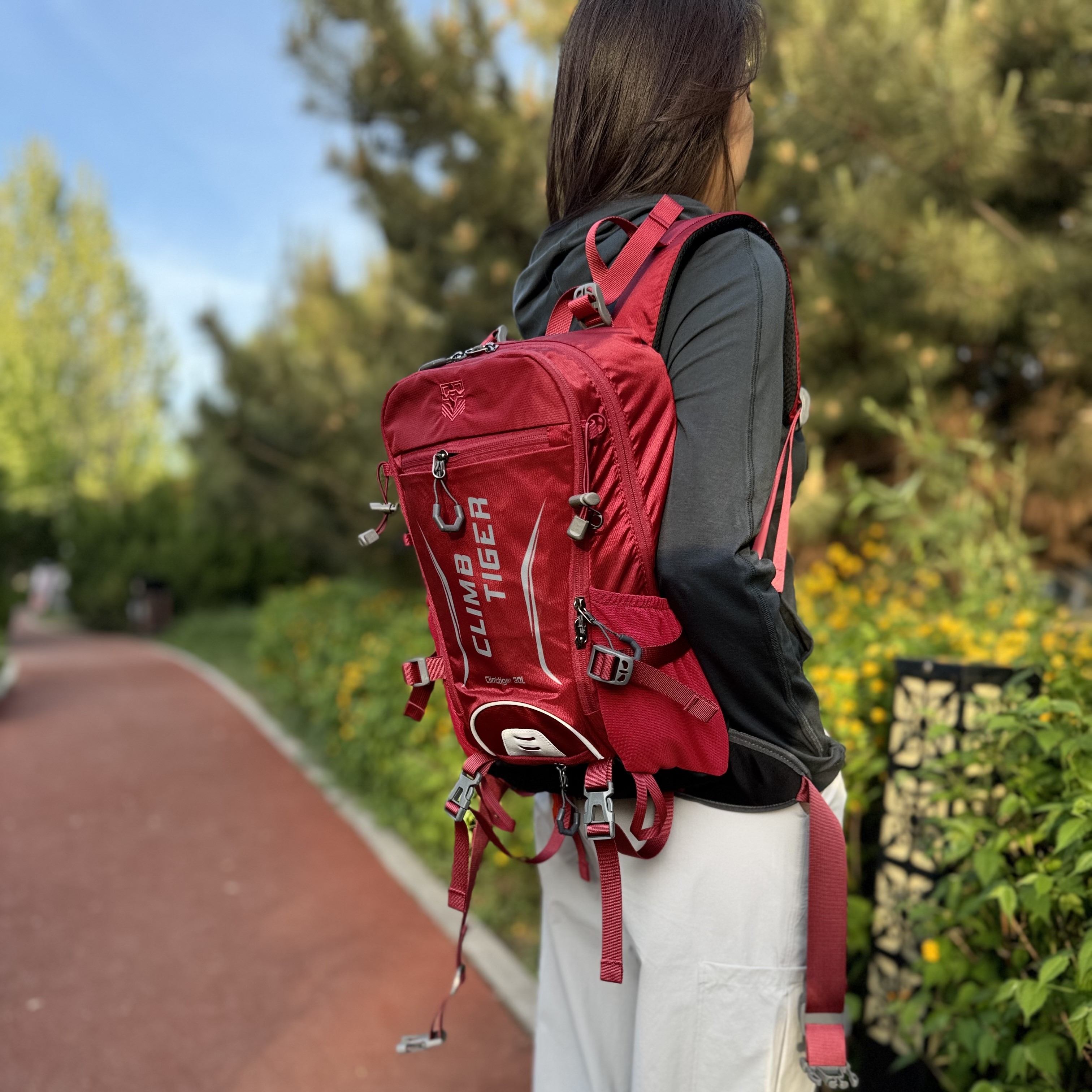 20升专业登山包双肩女超轻悬浮骑行休闲旅行包户外户外旅行包