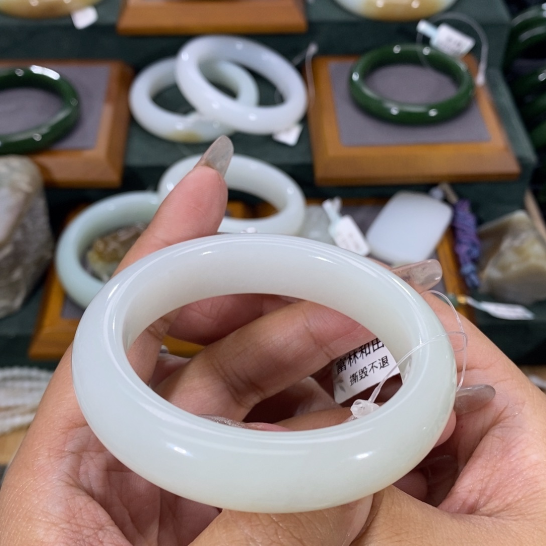 和田玉手镯未镶嵌