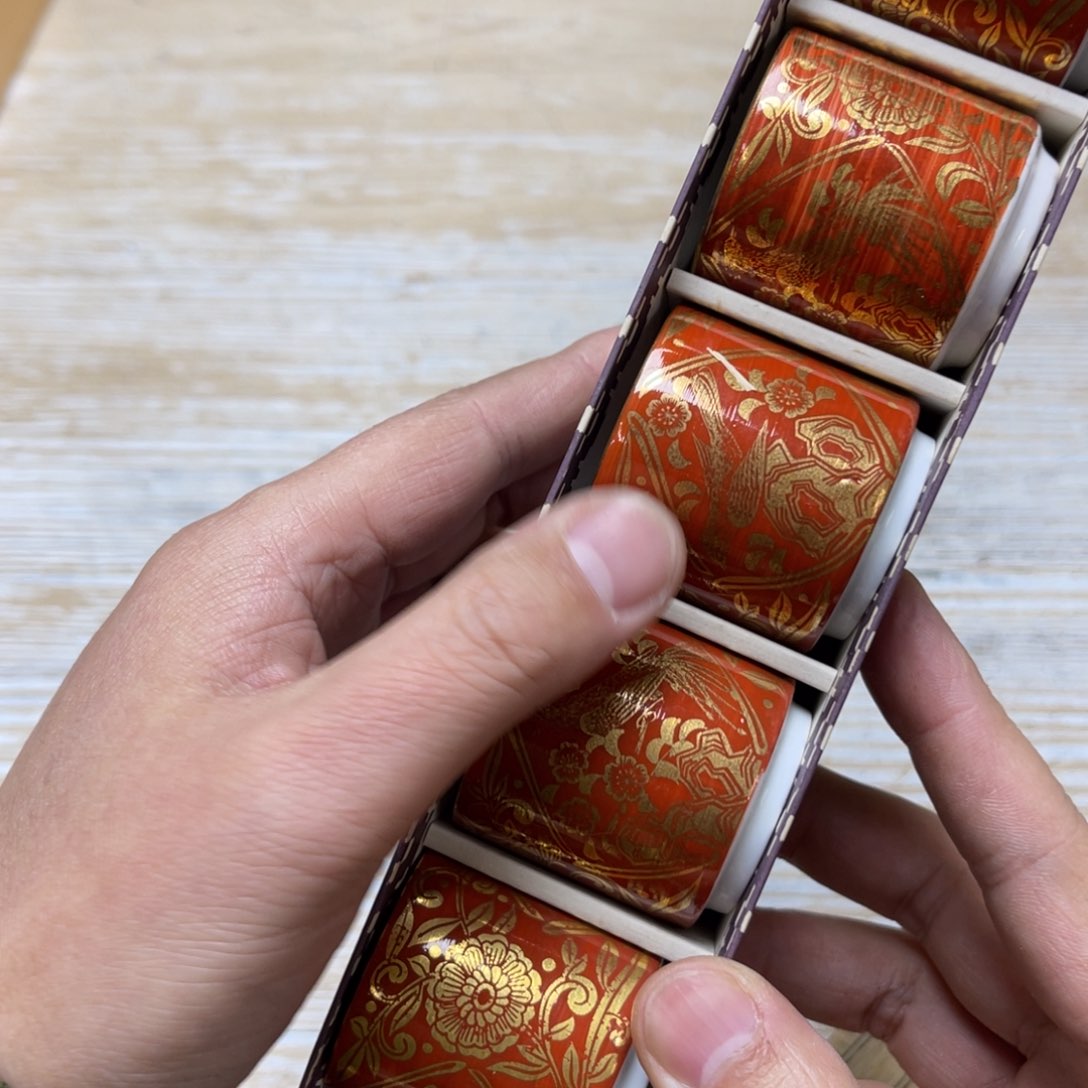 瓷片和**都密密麻麻地排列着一个