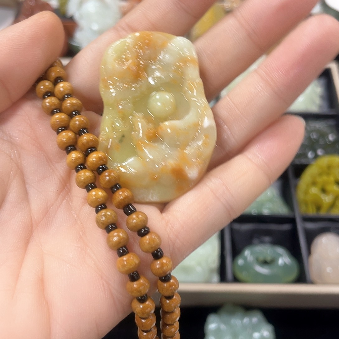 蛇纹石玉颈饰未镶嵌