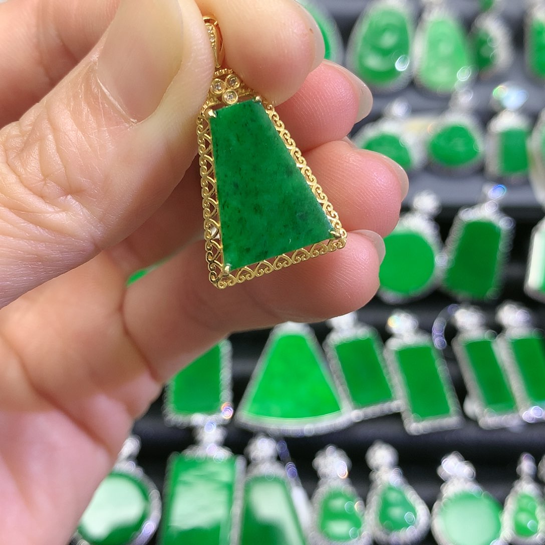 翡翠18K金镶嵌颈饰吊坠