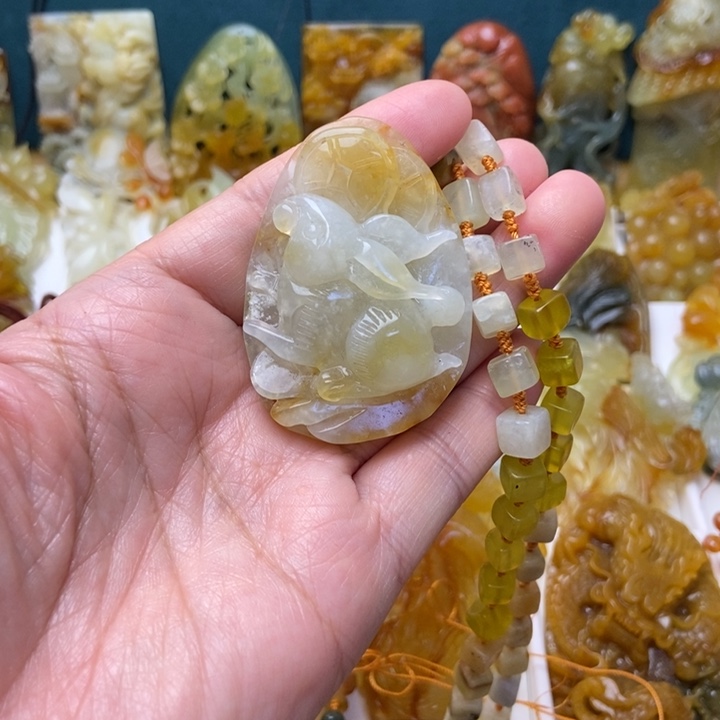 蛇纹石玉未镶嵌颈饰