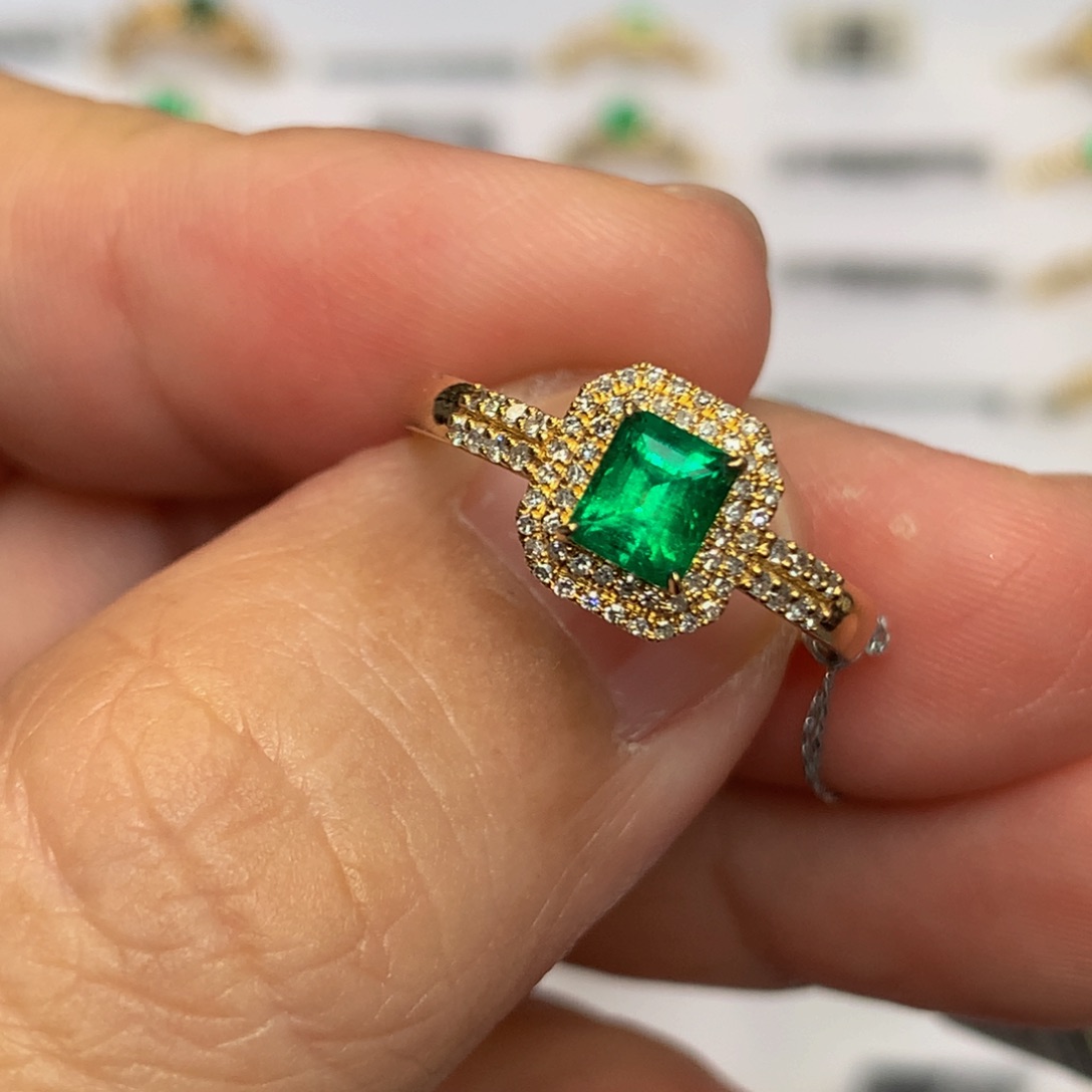 祖母绿戒指18K金镶嵌