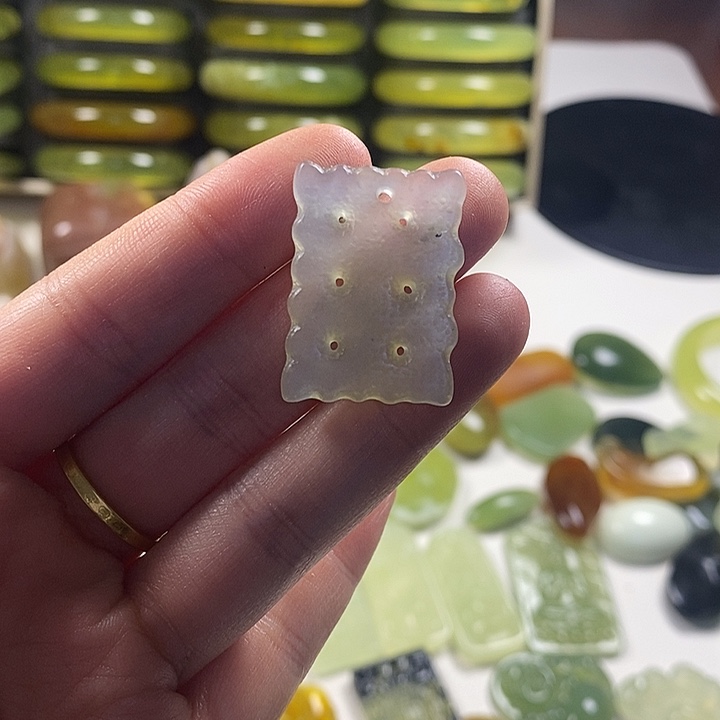 蛇纹石玉未镶嵌颈饰