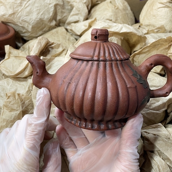 紫砂茶壶原矿泥料，手工制作一把紫砂壶。
