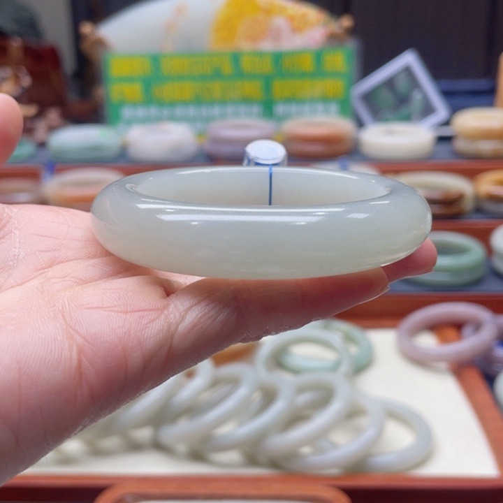 石英质玉手镯未镶嵌苗佘太翠手镯