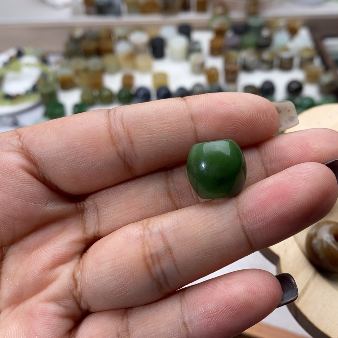 龙***海和田玉未镶嵌颈饰买断不退换