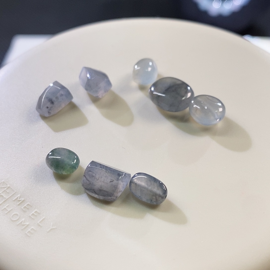 翡翠挂件未镶嵌随行三组，发其一