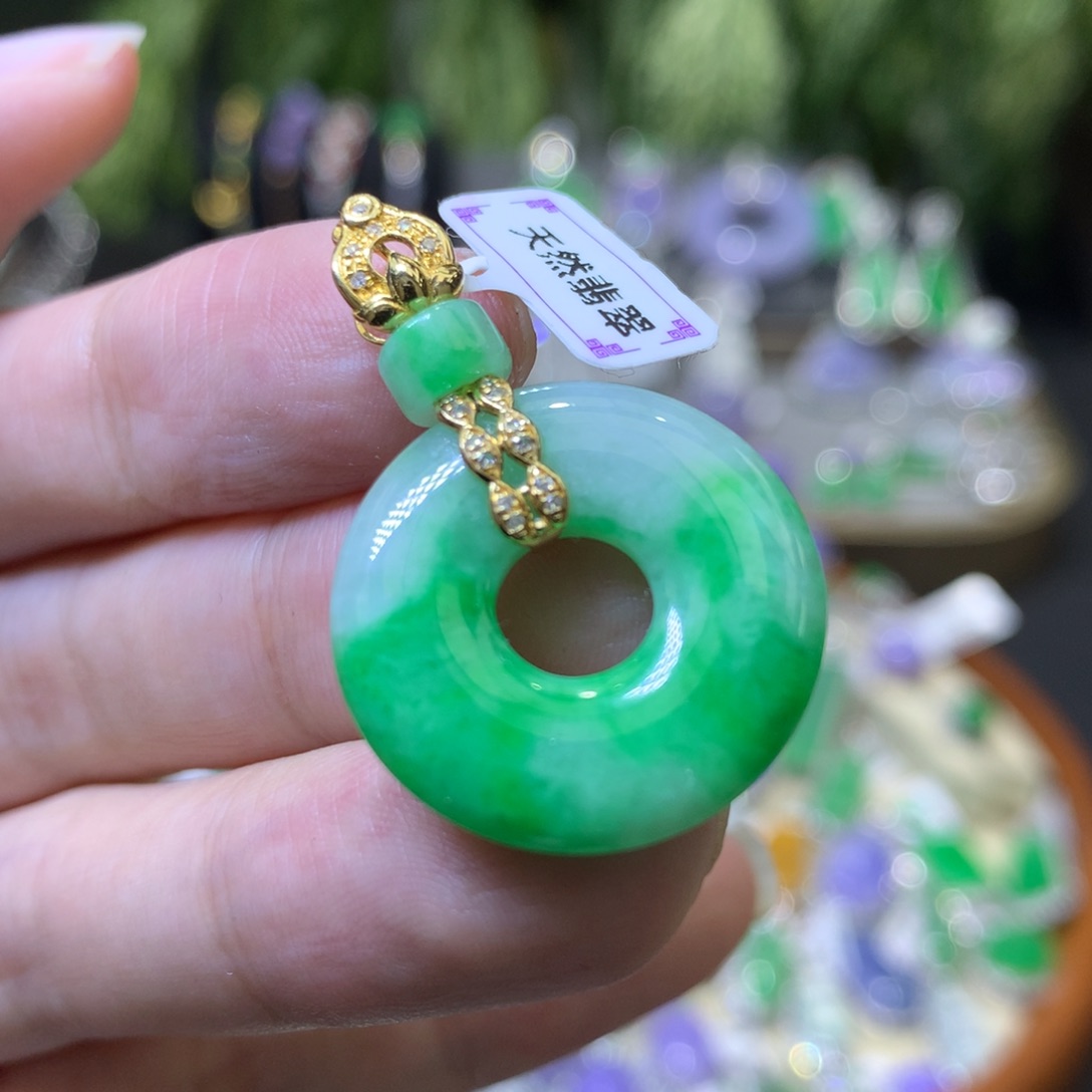 颈饰18K金镶嵌翡翠