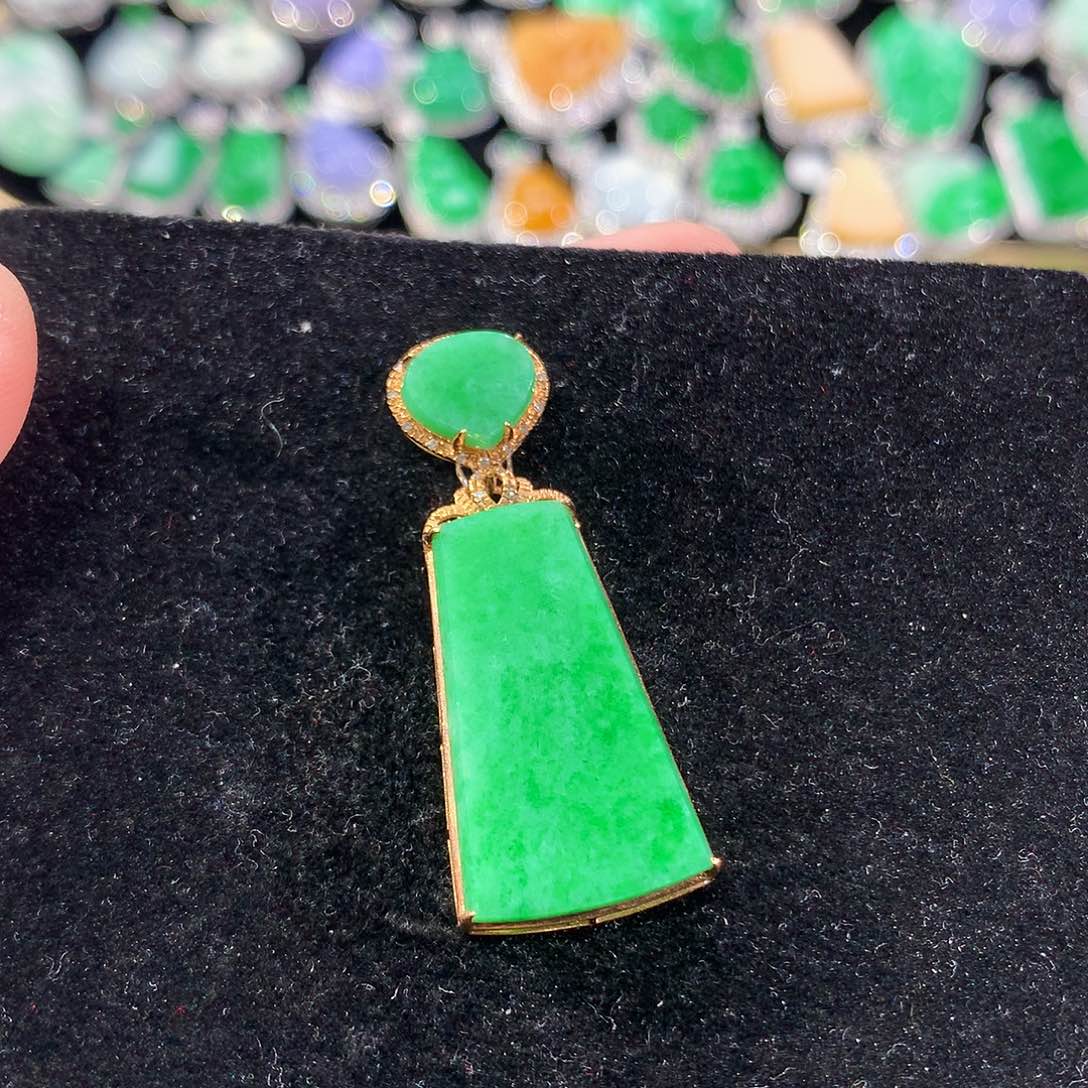 翡翠18K金镶嵌颈饰