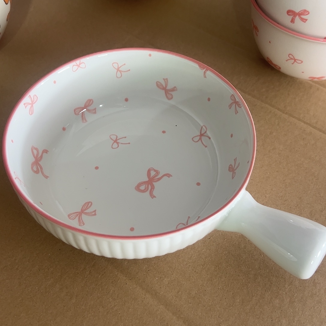 瓷蝴蝶结单柄碗一个