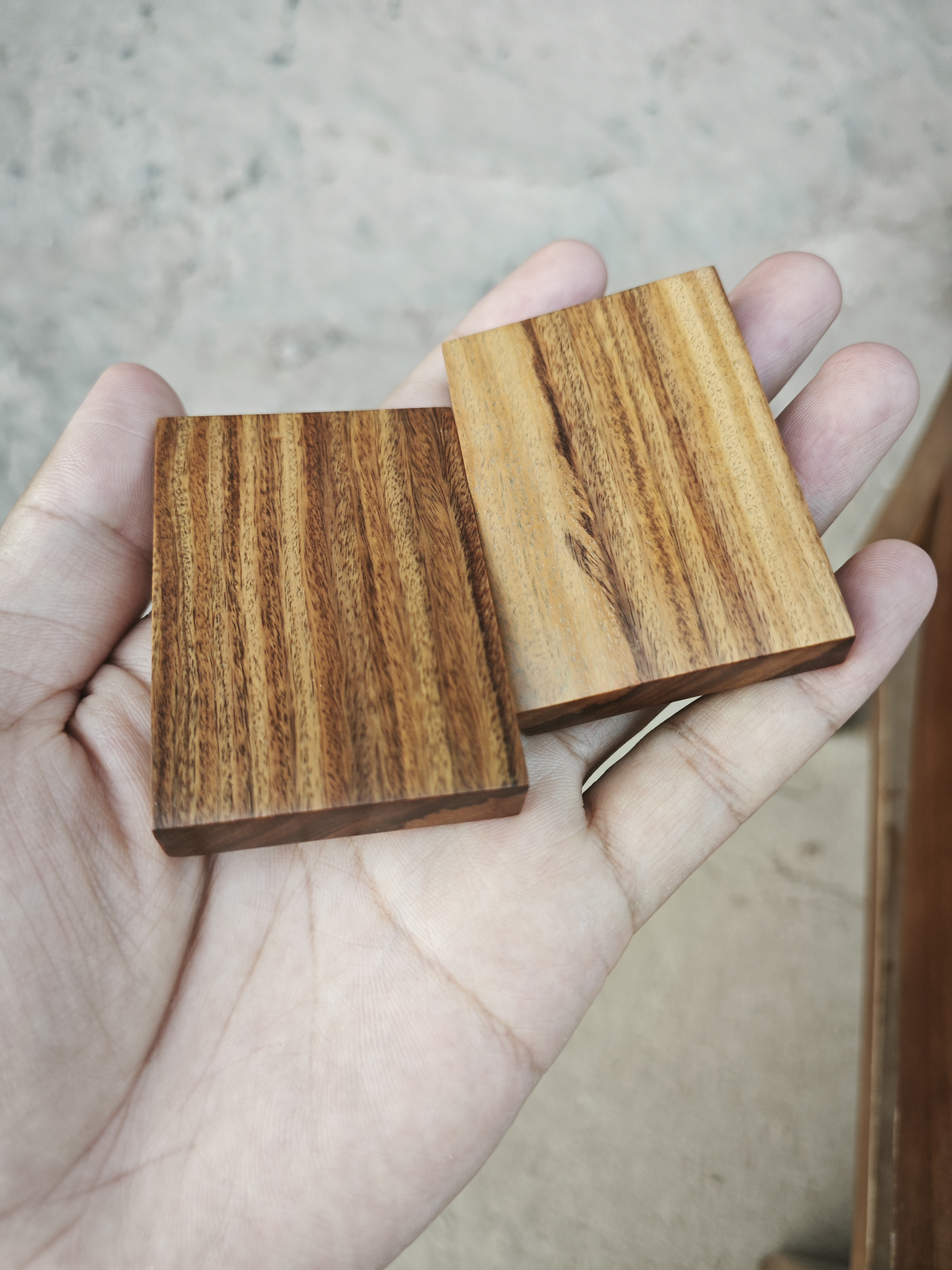 愈疮木牌子 把件愈创木牌子阴干老料 花纹超漂亮荧光效果好无科技