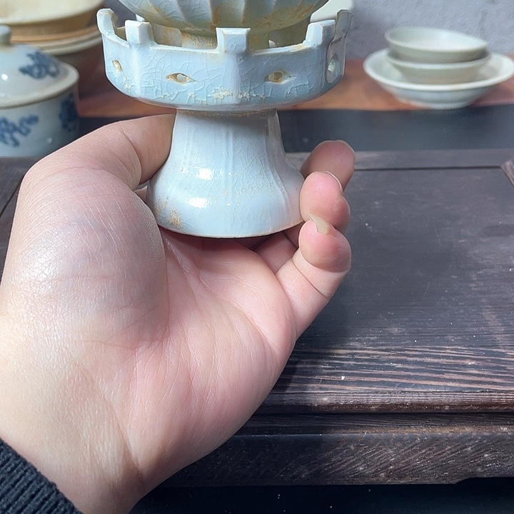 青白釉香插一个的