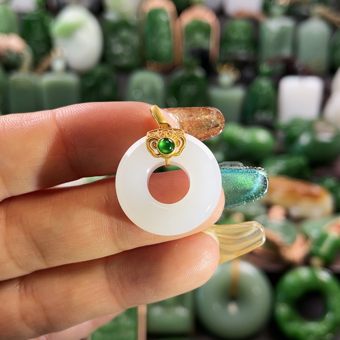 和田玉挂件18K金镶嵌