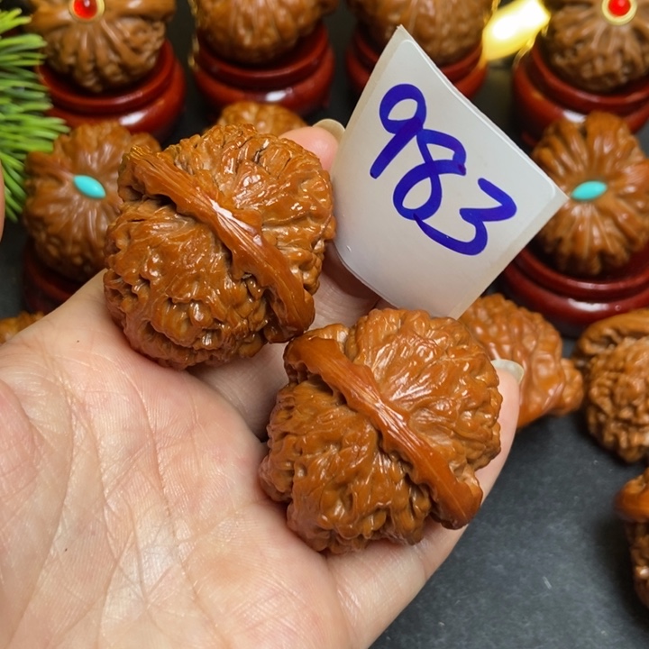 40白狮子983文玩核桃狮子头