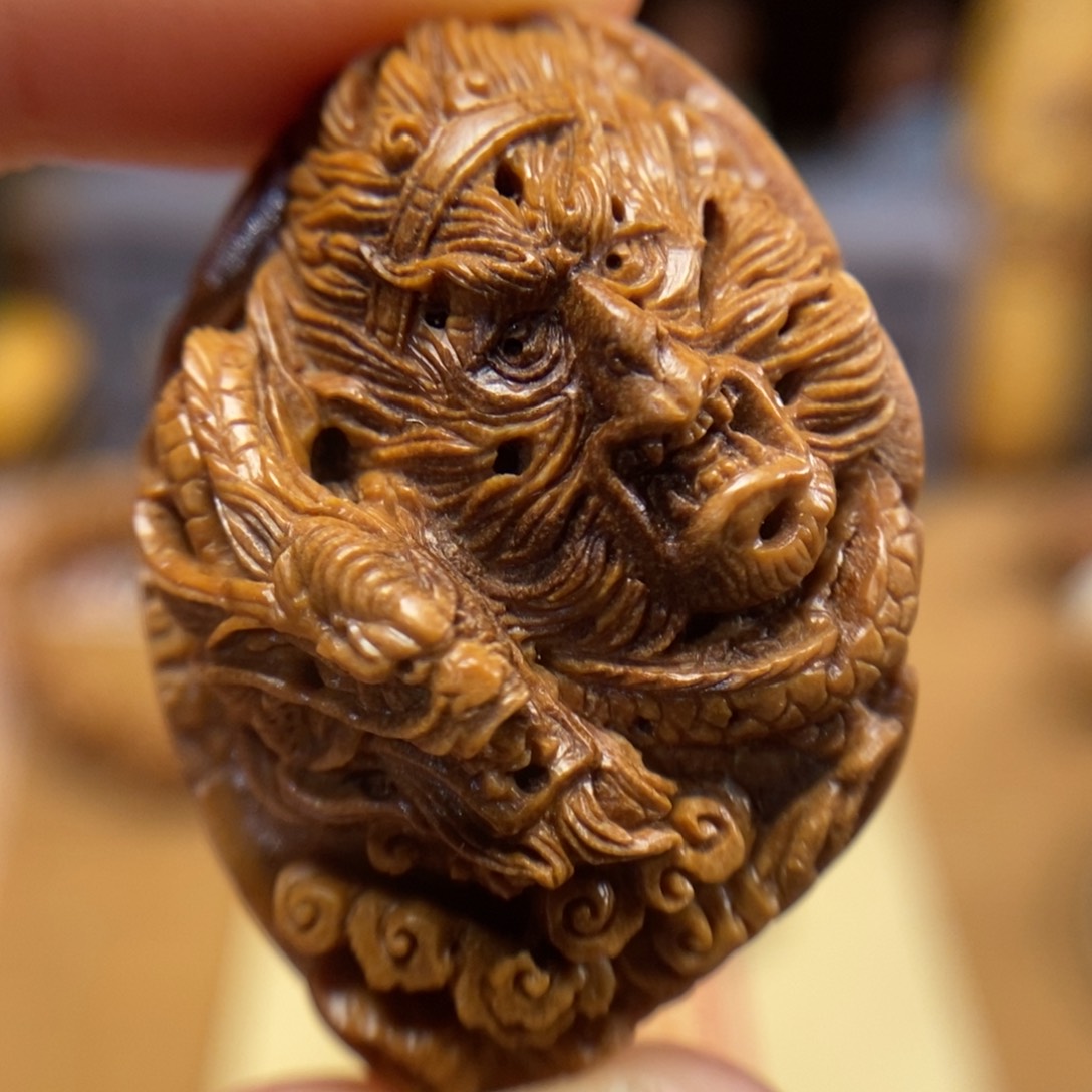 潍坊核雕桃核雕刻大圣御龙脑袋