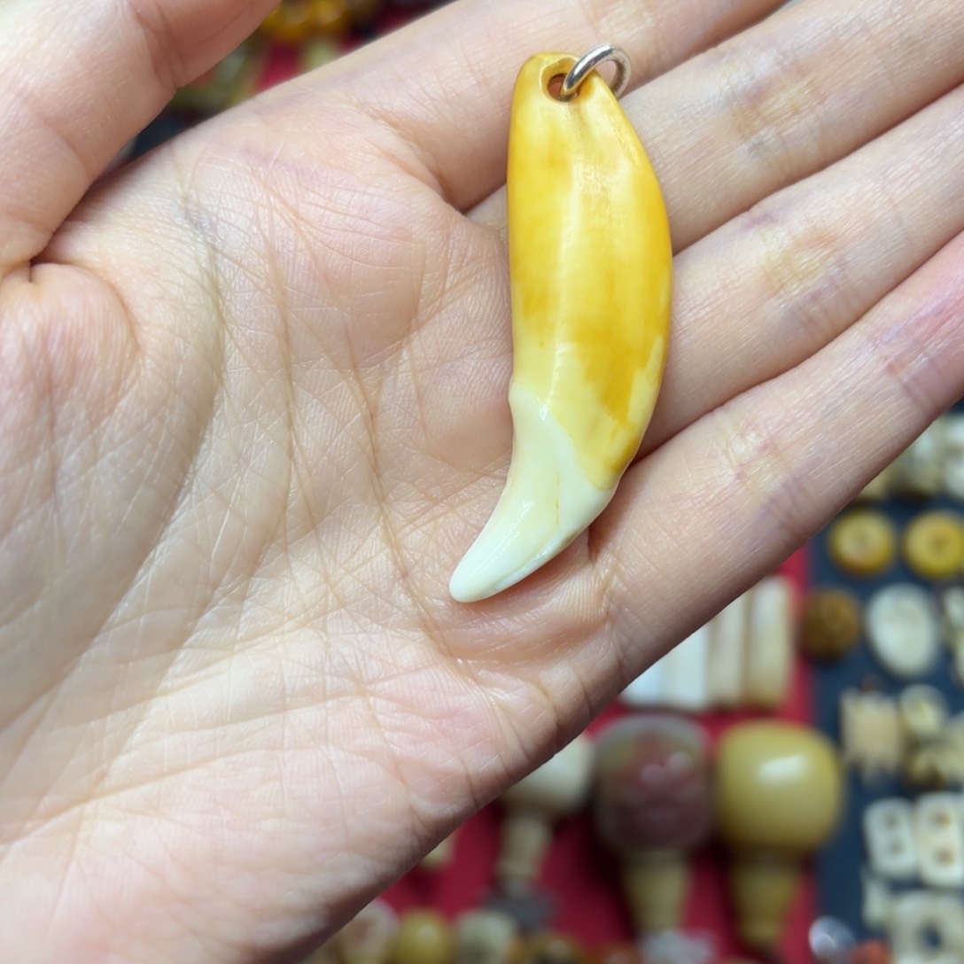 灰***?配饰和化妆等工序制作成