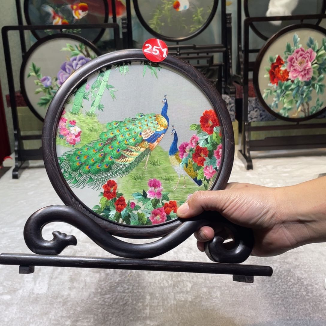 刺绣非遗传承摆件