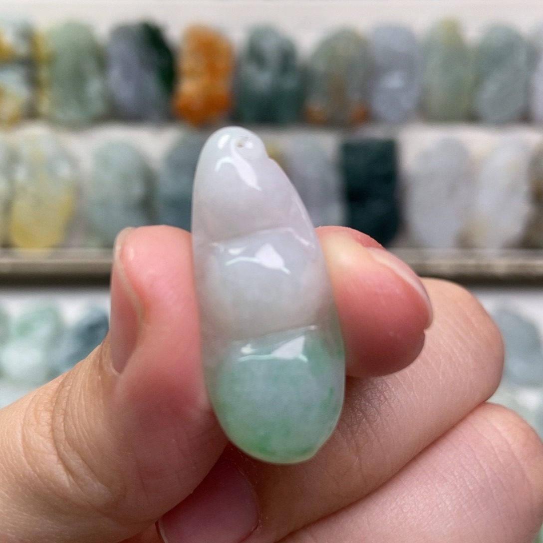 翡翠吊坠(赠链)未镶嵌