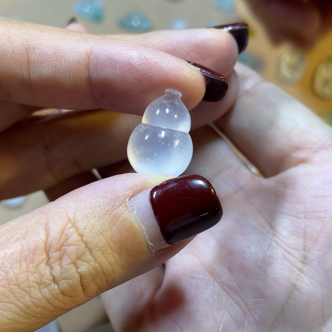 翡翠未镶嵌颈饰葫芦