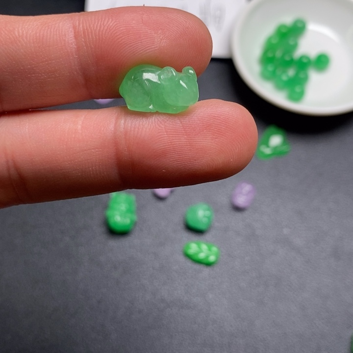 韩***翡翠未镶嵌颈饰挂件