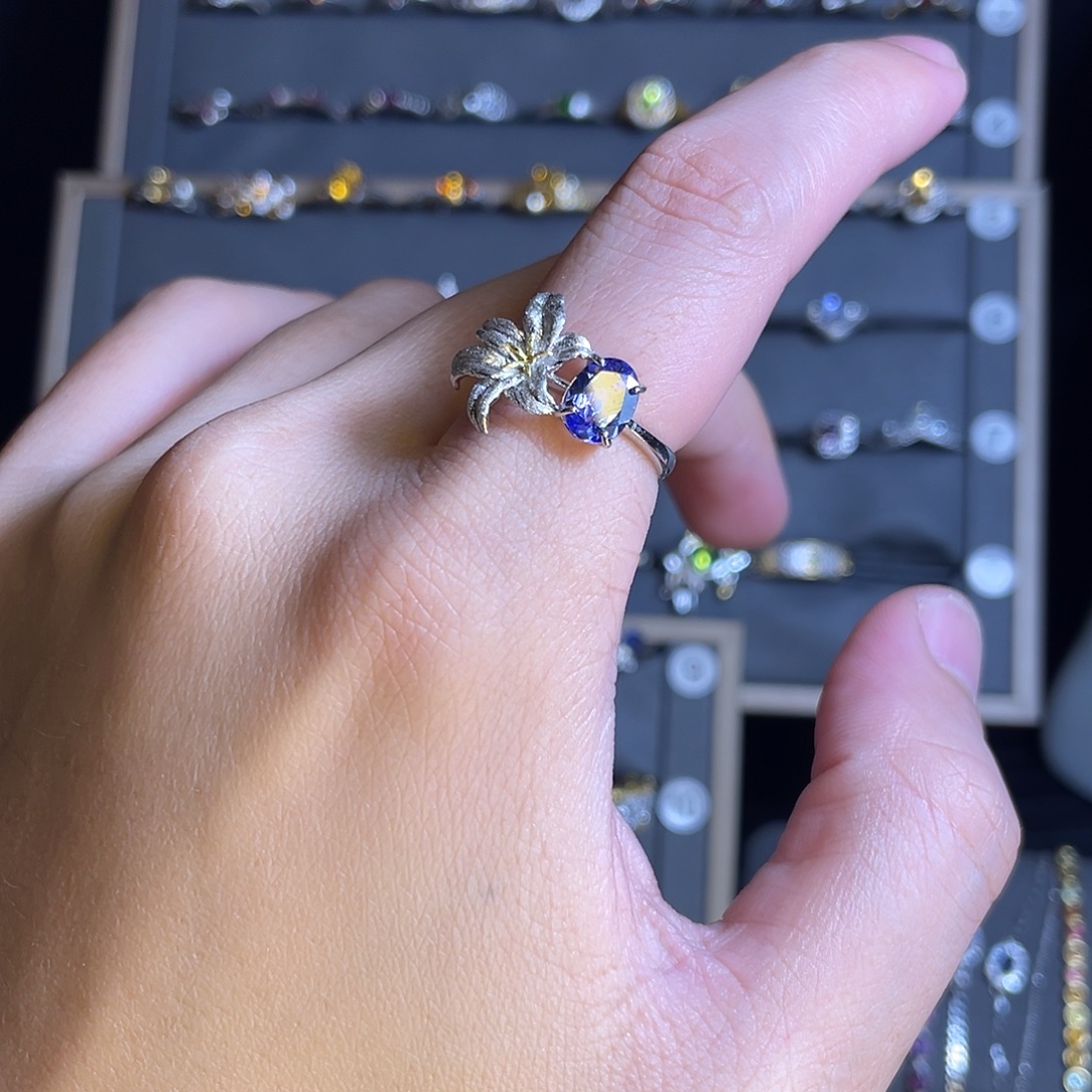 银S925镶嵌坦桑石戒指