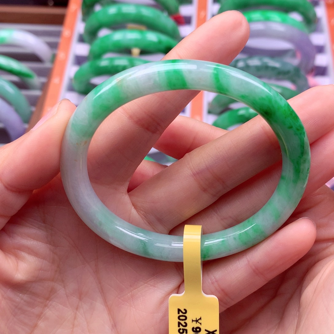 翡翠手镯未镶嵌翡翠